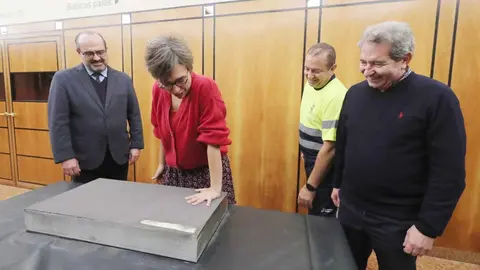 Estampación de huellas de la dramaturga, directora de teatro y productora vallisoletana Lucía Rodríguez Miranda, el el ‘Paseo de la Fama’ de Ponferrada. Junto a ella, el alcalde de Ponferrada, Marco Morala (I), y el encargado del Servicio de Artes Escénicas, Miguel Ángel Varela (D)