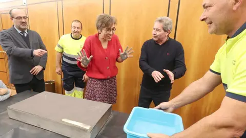 Estampación de huellas de la dramaturga, directora de teatro y productora vallisoletana Lucía Rodríguez Miranda, el el ‘Paseo de la Fama’ de Ponferrada. Junto a ella, el alcalde de Ponferrada, Marco Morala (I), y el encargado del Servicio de Artes Escénicas, Miguel Ángel Varela (D)