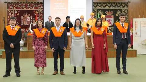 Económicas gradúa a 200 nuevos profesionales y les anima a impulsar el desarrollo económico. Foto: ULE