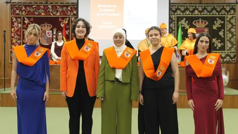 Económicas gradúa a 200 nuevos profesionales y les anima a impulsar el desarrollo económico. Foto: ULE