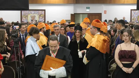 Económicas gradúa a 200 nuevos profesionales y les anima a impulsar el desarrollo económico. Foto: ULE