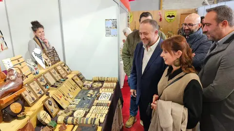 El presidente de la Diputación, Gerardo Álvarez Courel, y el vicepresidente para el Bierzo, Luis Alberto Arias, entre otros, han asistido a la inauguración del XVIII Magosto y Mercado Tradicional de Páramo del Sil. Foto: Dipu León