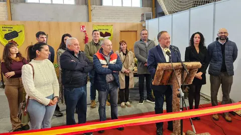 El presidente de la Diputación, Gerardo Álvarez Courel, y el vicepresidente para el Bierzo, Luis Alberto Arias, entre otros, han asistido a la inauguración del XVIII Magosto y Mercado Tradicional de Páramo del Sil. Foto: Dipu León