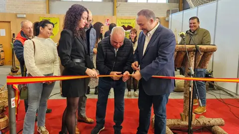 El presidente de la Diputación, Gerardo Álvarez Courel, y el vicepresidente para el Bierzo, Luis Alberto Arias, entre otros, han asistido a la inauguración del XVIII Magosto y Mercado Tradicional de Páramo del Sil. Foto: Dipu León