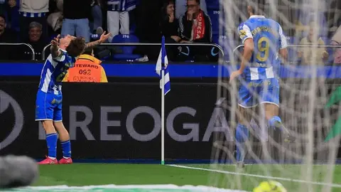 La Cultural paga muy caro dos errores ante el Deportivo. El equipo de Ziganda paga muy caro sus errores ante un rival de entidad.