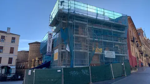 El nuevo bloque de pisos turísticos del antiguo Luisón junto a la Catedral oculta de nuevo el lienzo de la muralla que por un momento León soñó con recuperar