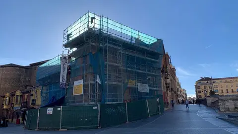 El nuevo bloque de pisos turísticos del antiguo Luisón junto a la Catedral oculta de nuevo el lienzo de la muralla que por un momento León soñó con recuperar.