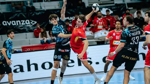 El equipo leonés de Dani Gordo cae 35-30 frente al Bada Huesca, que firmó su mejor partido del curso. Foto: Jesús Barrabes - Tropycal Films.