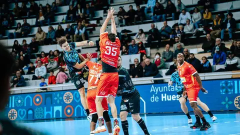 El equipo leonés de Dani Gordo cae 35-30 frente al Bada Huesca, que firmó su mejor partido del curso. Foto: Jesús Barrabes - Tropycal Films.