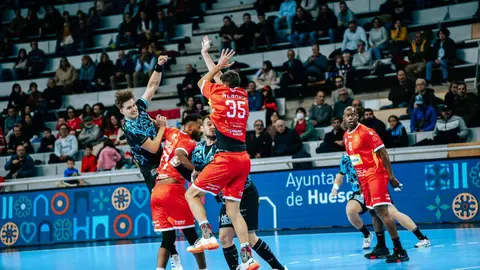 El equipo leonés de Dani Gordo cae 35-30 frente al Bada Huesca, que firmó su mejor partido del curso. Foto: Jesús Barrabes - Tropycal Films.