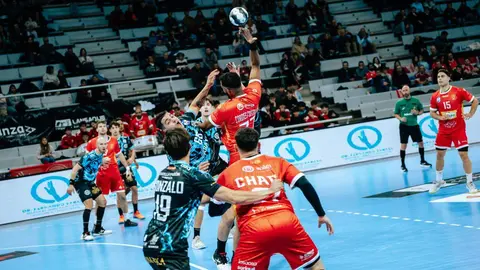 El equipo leonés de Dani Gordo cae 35-30 frente al Bada Huesca, que firmó su mejor partido del curso. Foto: Jesús Barrabes - Tropycal Films.