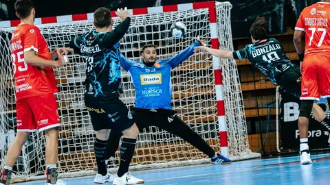 El equipo leonés de Dani Gordo cae 35-30 frente al Bada Huesca, que firmó su mejor partido del curso. Foto: Jesús Barrabes - Tropycal Films.