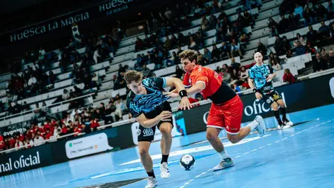 El equipo leonés de Dani Gordo cae 35-30 frente al Bada Huesca, que firmó su mejor partido del curso. Foto: Jesús Barrabes - Tropycal Films.