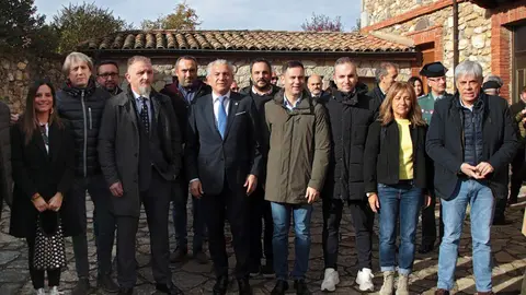 Vegacervera (León) celebra su XXXIV Feria de la Cecina de Chivo de Vegacervera a la que asisten el delegado del Gobierno, Nicanor Sen, y el secretario general del PSOE de Castilla y León y candidato a la Presidencia de la Junta, Carlos Martínez. Foto: Peio García