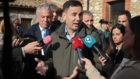 Vegacervera (León) celebra su XXXIV Feria de la Cecina de Chivo de Vegacervera a la que asisten el delegado del Gobierno, Nicanor Sen, y el secretario general del PSOE de Castilla y León y candidato a la Presidencia de la Junta, Carlos Martínez. Foto: Peio García