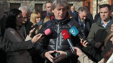 Vegacervera (León) celebra su XXXIV Feria de la Cecina de Chivo de Vegacervera a la que asisten el delegado del Gobierno, Nicanor Sen, y el secretario general del PSOE de Castilla y León y candidato a la Presidencia de la Junta, Carlos Martínez. Foto: Peio García