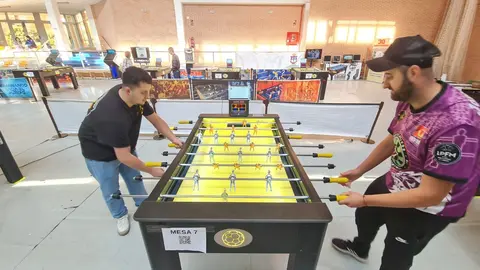 El pabellón Camino de Santiago de Trobajo del Camino acoge el Torneo Europeo de futbolín REM. Fotos: Calvo