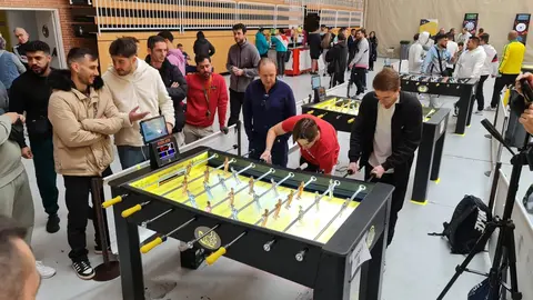 El pabellón Camino de Santiago de Trobajo del Camino acoge el Torneo Europeo de futbolín REM. Fotos: Calvo