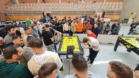 El pabellón Camino de Santiago de Trobajo del Camino acoge el Torneo Europeo de futbolín REM. Fotos: Calvo