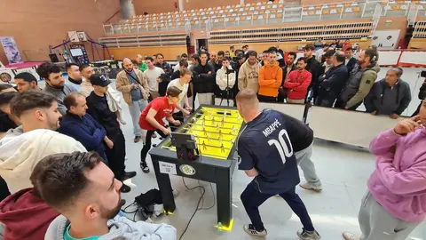 El pabellón Camino de Santiago de Trobajo del Camino acoge el Torneo Europeo de futbolín REM. Fotos: Calvo