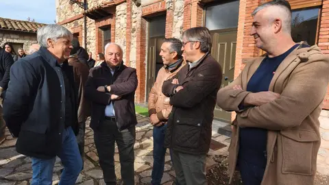 El delegado territorial de la Junta en León, Eduardo Diego, en la Feria de la Cecina de Chivo este domingo en Vegacervera. Foto: JCyL