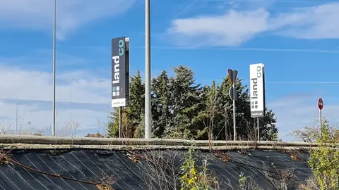 LandCo impulsa la expansión urbana de León con 30 chalets en la Avenida de Asturias. La gestora inmobiliaria del Banco Santander refuerza su apuesta por la capital y su entorno con nuevos desarrollos residenciales en León, Carbajal de la Legua y Valencia de Don Juan, en respuesta al auge del mercado de la vivienda.