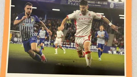 El fotógrafo leonés Isaac Llamazares ha inaugurado en la sede de la Asociación de Pensionistas y Jubilados (A.PE.JU.) de Trobajo del Camino la exposición El Deporte Leonés, un recorrido visual por ocho años de trabajo dedicado a capturar la esencia del deporte en la provincia.