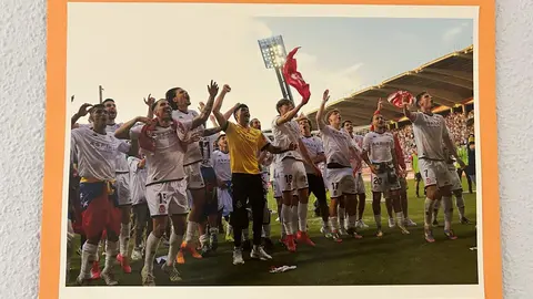 El fotógrafo leonés Isaac Llamazares ha inaugurado en la sede de la Asociación de Pensionistas y Jubilados (A.PE.JU.) de Trobajo del Camino la exposición El Deporte Leonés, un recorrido visual por ocho años de trabajo dedicado a capturar la esencia del deporte en la provincia.