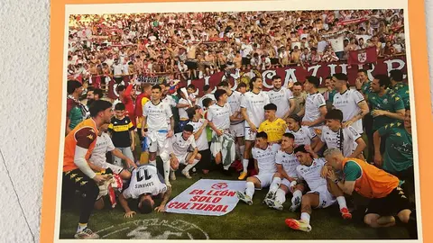 El fotógrafo leonés Isaac Llamazares ha inaugurado en la sede de la Asociación de Pensionistas y Jubilados (A.PE.JU.) de Trobajo del Camino la exposición El Deporte Leonés, un recorrido visual por ocho años de trabajo dedicado a capturar la esencia del deporte en la provincia.