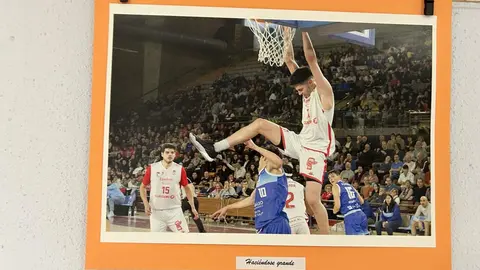El fotógrafo leonés Isaac Llamazares ha inaugurado en la sede de la Asociación de Pensionistas y Jubilados (A.PE.JU.) de Trobajo del Camino la exposición El Deporte Leonés, un recorrido visual por ocho años de trabajo dedicado a capturar la esencia del deporte en la provincia.