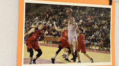 El fotógrafo leonés Isaac Llamazares ha inaugurado en la sede de la Asociación de Pensionistas y Jubilados (A.PE.JU.) de Trobajo del Camino la exposición El Deporte Leonés, un recorrido visual por ocho años de trabajo dedicado a capturar la esencia del deporte en la provincia.