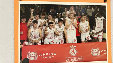 El fotógrafo leonés Isaac Llamazares ha inaugurado en la sede de la Asociación de Pensionistas y Jubilados (A.PE.JU.) de Trobajo del Camino la exposición El Deporte Leonés, un recorrido visual por ocho años de trabajo dedicado a capturar la esencia del deporte en la provincia.