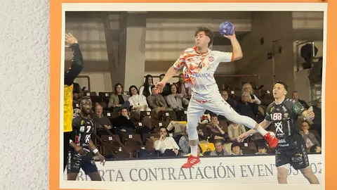 El fotógrafo leonés Isaac Llamazares ha inaugurado en la sede de la Asociación de Pensionistas y Jubilados (A.PE.JU.) de Trobajo del Camino la exposición El Deporte Leonés, un recorrido visual por ocho años de trabajo dedicado a capturar la esencia del deporte en la provincia.