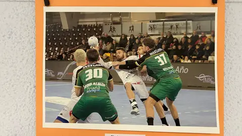 El fotógrafo leonés Isaac Llamazares ha inaugurado en la sede de la Asociación de Pensionistas y Jubilados (A.PE.JU.) de Trobajo del Camino la exposición El Deporte Leonés, un recorrido visual por ocho años de trabajo dedicado a capturar la esencia del deporte en la provincia.