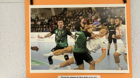 El fotógrafo leonés Isaac Llamazares ha inaugurado en la sede de la Asociación de Pensionistas y Jubilados (A.PE.JU.) de Trobajo del Camino la exposición El Deporte Leonés, un recorrido visual por ocho años de trabajo dedicado a capturar la esencia del deporte en la provincia.