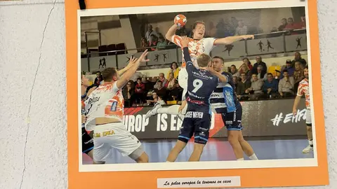 El fotógrafo leonés Isaac Llamazares ha inaugurado en la sede de la Asociación de Pensionistas y Jubilados (A.PE.JU.) de Trobajo del Camino la exposición El Deporte Leonés, un recorrido visual por ocho años de trabajo dedicado a capturar la esencia del deporte en la provincia.