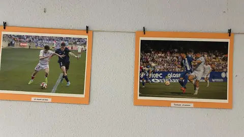 El fotógrafo leonés Isaac Llamazares ha inaugurado en la sede de la Asociación de Pensionistas y Jubilados (A.PE.JU.) de Trobajo del Camino la exposición El Deporte Leonés, un recorrido visual por ocho años de trabajo dedicado a capturar la esencia del deporte en la provincia.