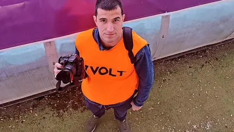 El fotógrafo leonés Isaac Llamazares ha inaugurado en la sede de la Asociación de Pensionistas y Jubilados (A.PE.JU.) de Trobajo del Camino la exposición El Deporte Leonés, un recorrido visual por ocho años de trabajo dedicado a capturar la esencia del deporte en la provincia.