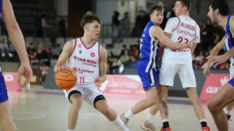 La Cultural se lleva el derbi con una gran remontada final ante un Palacio entregado (99-93). El Clínica Ponferrada arrancó mejor ante una Cultural que guardó los mejores minutos para el final y logra salir del fondo de la tabla. Fotos: Isaac Llamazares