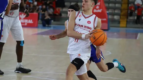 La Cultural se lleva el derbi con una gran remontada final ante un Palacio entregado (99-93). El Clínica Ponferrada arrancó mejor ante una Cultural que guardó los mejores minutos para el final y logra salir del fondo de la tabla. Fotos: Isaac Llamazares