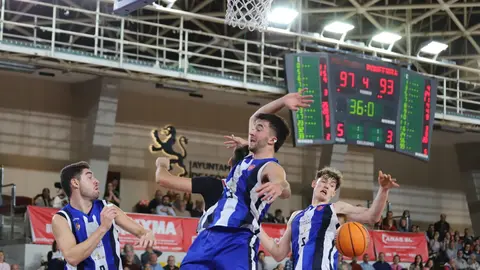 La Cultural se lleva el derbi con una gran remontada final ante un Palacio entregado (99-93). El Clínica Ponferrada arrancó mejor ante una Cultural que guardó los mejores minutos para el final y logra salir del fondo de la tabla. Fotos: Isaac Llamazares