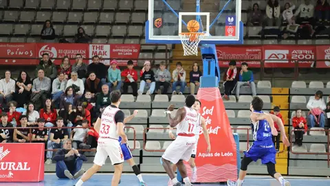 La Cultural se lleva el derbi con una gran remontada final ante un Palacio entregado (99-93). El Clínica Ponferrada arrancó mejor ante una Cultural que guardó los mejores minutos para el final y logra salir del fondo de la tabla. Fotos: Isaac Llamazares