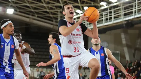 La Cultural se lleva el derbi con una gran remontada final ante un Palacio entregado (99-93). El Clínica Ponferrada arrancó mejor ante una Cultural que guardó los mejores minutos para el final y logra salir del fondo de la tabla. Fotos: Isaac Llamazares