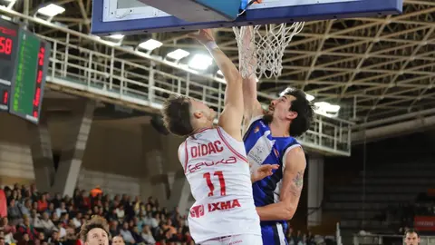 La Cultural se lleva el derbi con una gran remontada final ante un Palacio entregado (99-93). El Clínica Ponferrada arrancó mejor ante una Cultural que guardó los mejores minutos para el final y logra salir del fondo de la tabla. Fotos: Isaac Llamazares