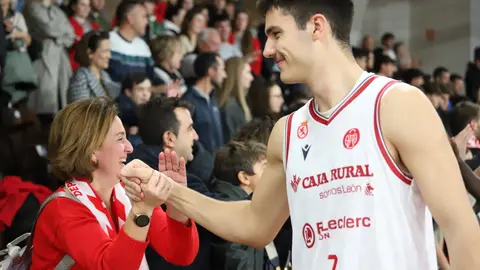 La Cultural se lleva el derbi con una gran remontada final ante un Palacio entregado (99-93). El Clínica Ponferrada arrancó mejor ante una Cultural que guardó los mejores minutos para el final y logra salir del fondo de la tabla. Fotos: Isaac Llamazares