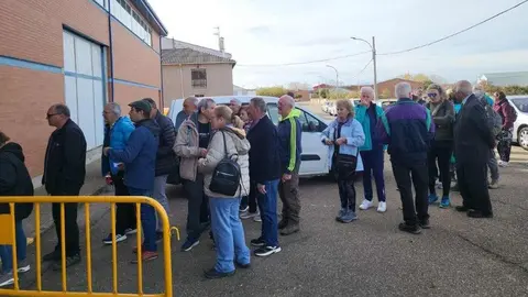 Cerca de doscientos caminantes celebran en Valdefuentes la XXV Marcha de la Amistad. Participantes de La Bañeza, Santa María del Páramo y Valdefuentes se reunieron este domingo para compartir una jornada de convivencia, naturaleza y tradición.