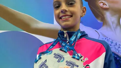 El Club Ritmo ha llevado una vez más la bandera de León al podio en el Torneo Internacional Guimagym Cup de Guimarães, Portugal. Las gimnastas del club leonés subieron 19 veces al podio, destacando el alto nivel de la cantera leonesa.