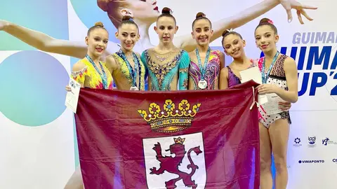 El Club Ritmo ha llevado una vez más la bandera de León al podio en el Torneo Internacional Guimagym Cup de Guimarães, Portugal. Las gimnastas del club leonés subieron 19 veces al podio, destacando el alto nivel de la cantera leonesa.