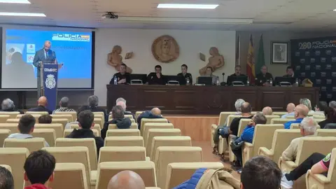 El Subdelegado del Gobierno en León, Héctor Aláiz Moretón, ha inaugurado hoy en la Universidad de León la charla formativa “Delitos de odio en el ámbito deportivo”, una iniciativa organizada por la Policía Nacional en colaboración con la Real Federación de Castilla y León de Fútbol y la propia institución académica.