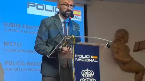 El Subdelegado del Gobierno en León, Héctor Aláiz Moretón, ha inaugurado hoy en la Universidad de León la charla formativa “Delitos de odio en el ámbito deportivo”, una iniciativa organizada por la Policía Nacional en colaboración con la Real Federación de Castilla y León de Fútbol y la propia institución académica.